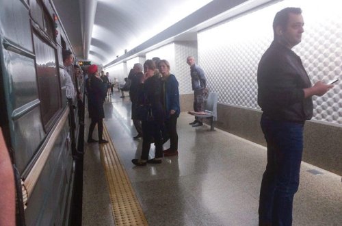 Bakı metrosunda həyəcan: sərnişinlər vaqonları tərk etdilər