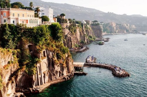 İtaliyada lüks otelin işçiləri 50 yaşlı qadını zorladılar