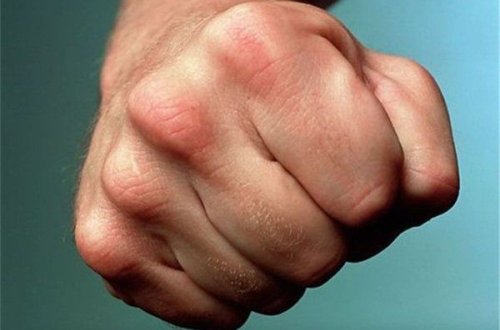 Ağsuda müəllim məktəb direktorunu döyüb