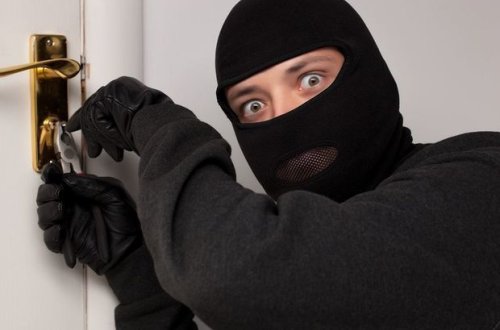 Bakıda oğru təhlükəsizlik kamerası ilə zarafat etdi - VİDEO