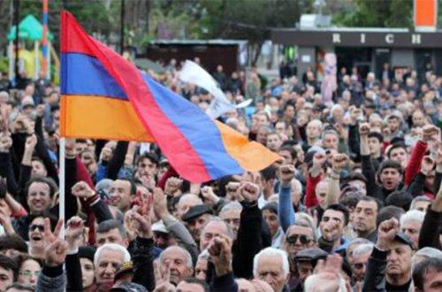 Yerevanda aksiyalar böyüyür - Sürücülər yolu bağladı