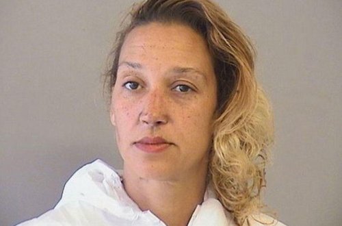 Ana 11 yaşlı qızını 60 dəfə bıçaqladı, bellə döydü - FOTO