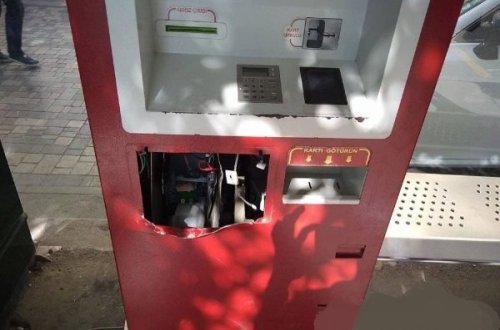 Bakıda OĞURLUQ: Ödəmə aparatını kəsib, pulu apardılar - FOTO