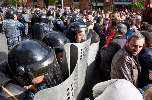 Yerevanda etirazçılar Baş Prokurorluğu blokadaya aldı