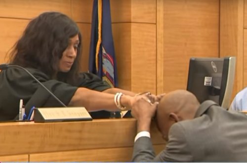 Günahsız yerə 17 il həbs yatdı, bəraət aldı - Video