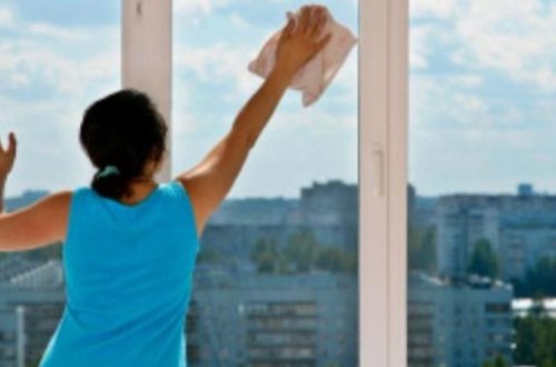 Mədrəsədə BƏDBƏXT HADİSƏ: Pəncərəni silən qadın ikinci mərtəbədən yıxıldı