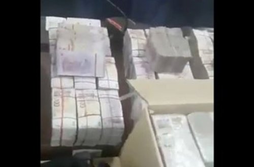 Baş nazirin evindən görün nələr çıxdı: milyonlarla pul, zinət əşyaları... (VİDEO)