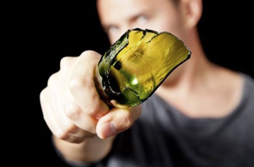 Bacısı ilə danışan dostunu öldürüb