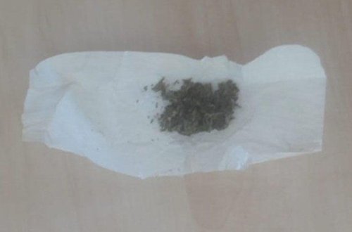 Həbsxanada olan ərinə narkotik keçirmək istədi - FOTO