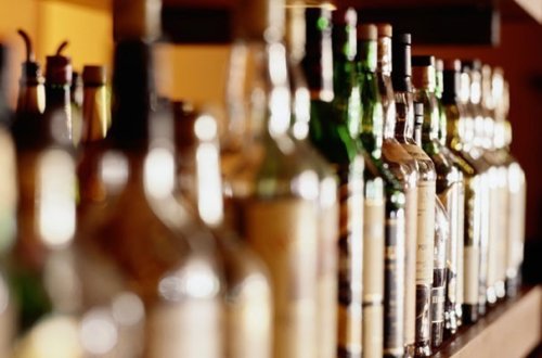 Bakıda ticarət mərkəzindən spirtli içkilər oğurlanıb