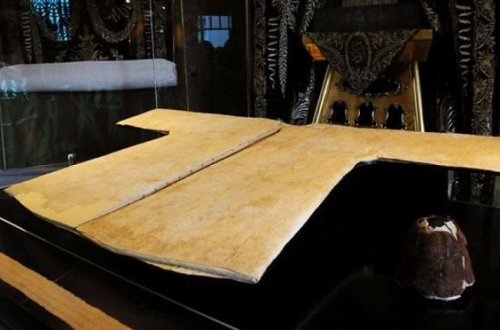 İstanbulda Məhəmməd Peyğəmbərin plaşını görmək mümkündür