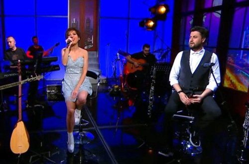 Məşhur müğənni canlı yayımda 