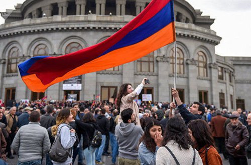 Ermənistan yenidən küçələrə axışır