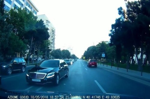 AA seriyalı avtomobil yol polisinin önündə 