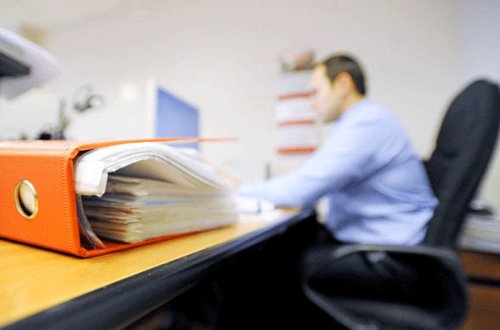 Azərbaycanda dövlət qulluqçularının sayı və maaşı nə qədərdir?