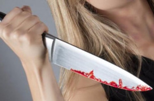 Paytaxtda gənc qız boğazına bıçaqla xəsarət yetirib