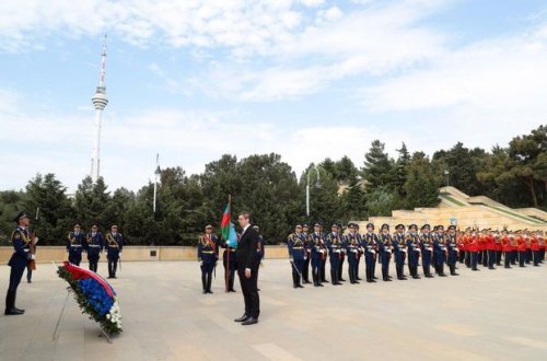 Serbiya prezidenti Şəhidlər Xiyabanında - FOTO
