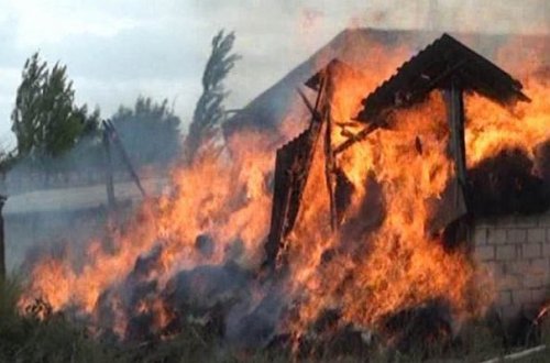 Ağdaşda tövlədə yanğın - 5 ton ot məhv oldu