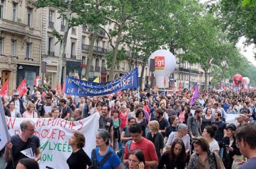 Fransa ayağa qalxdı - Makronun şəkli yandırıldı