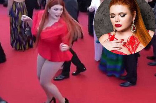 Kök model qırmızı xalıda yubkasını 