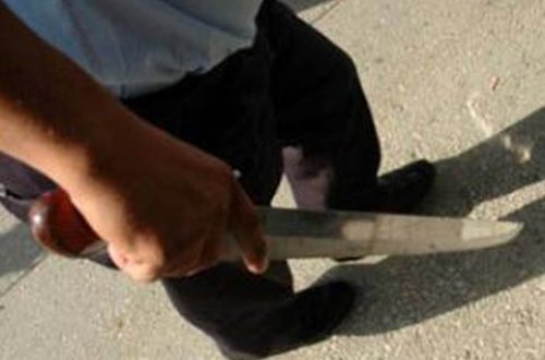 Abşeronda sürücü avtomobilindəki qadına baxan kişini bıçaqladı