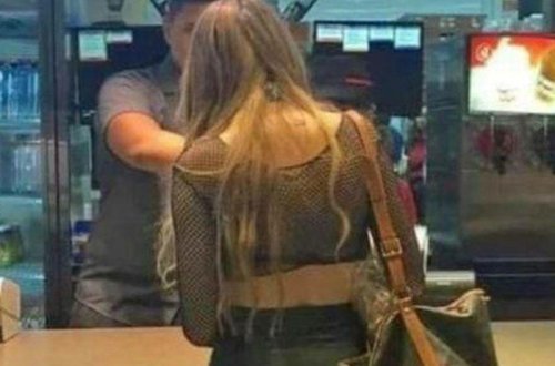 Restorana biabırçı geyimdə gələn qızı kameraya çəkdilər - FOTO