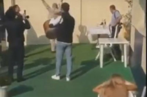 Bakıda varlı villasında qəribə məclis: Qadın bikinidə uzanıb günəş vannası qəbul edir - VİDEO