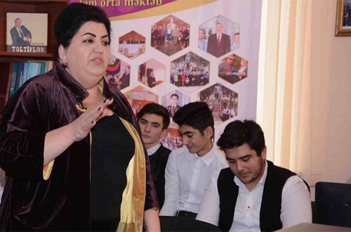 “Jurnalisti yerə yıxıb üstündə oturdum” - Qadın direktor