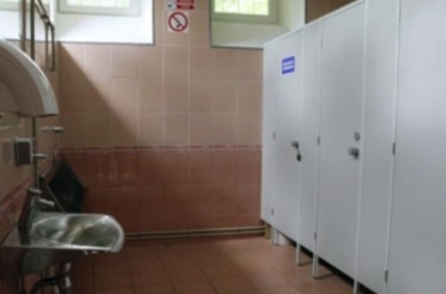 Orta məktəbdə BİABIRÇILIQ: Müəllim qadın tualetinə kamera yerləşdirdi