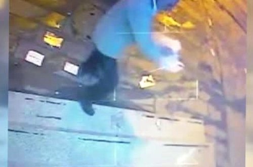 Bankomata əsəbləşən kişi benzin töküb, yandırdı - VİDEO