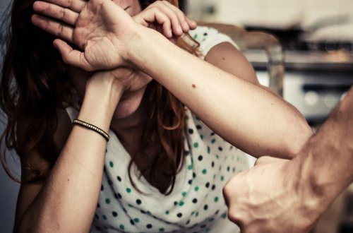 Xanımını döyən kişilər cəzalanacaqlar? - VİDEO