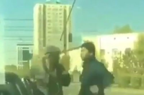 Sürücü yolda yaşlı kişini bu hala saldı - dəhşətli VİDEO