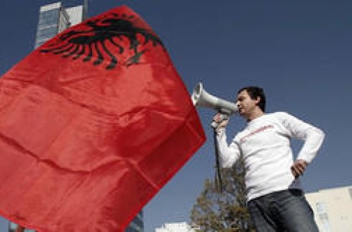 Albaniyada minlərlə insan etiraz aksiyası keçirdi