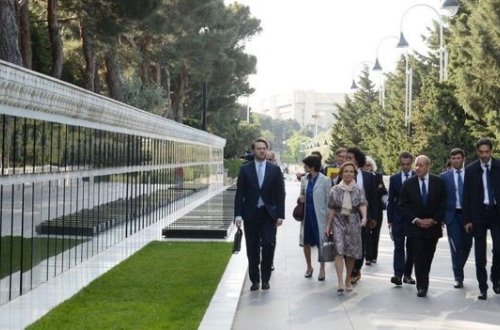 Fransalı nazir Şəhidlər Xiyabanını ziyarət edib