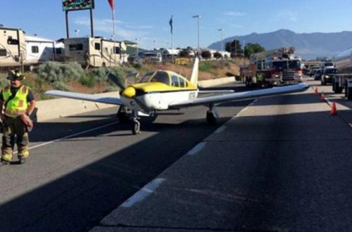 ABŞ-da təyyarə avtomobil yoluna düşdü