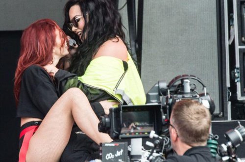 Məşhur kanal müğənninin erotik rəqsini yayımladığına görə üzr istədi - FOTO