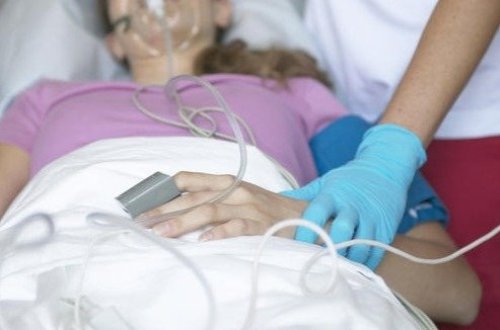 Qazaxda qadının qarnı kəsildi - Qohumları yıxıldığını deyir