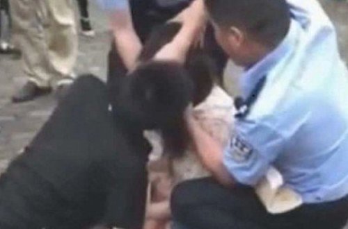 Ölümcül vida öpüşü: Sevgilisinin dilini dişləyən qadına polis bibər qazı sıxmalı oldu - VİDEO