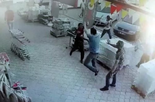 Parkinq üstündə baltalı dava - 2 ölü, 7 yaralı - VİDEO