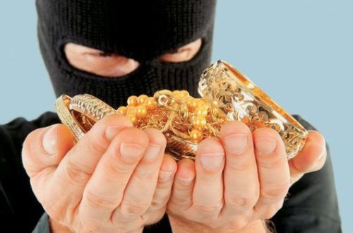 Bakıda evdən 100 min manatlıq qızıl oğurlanıb