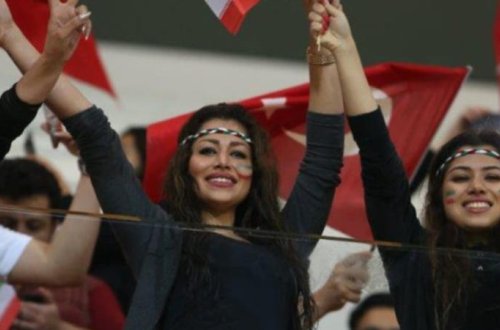 İranın qadın azarkeşləri hər kəsi mat qoydu- Qısa şort, cırıq şalvar və... - FOTOLAR