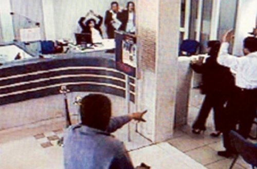 “Borcum olduğu üçün istədim məni tutsunlar” - Banka basqın edən şəxs