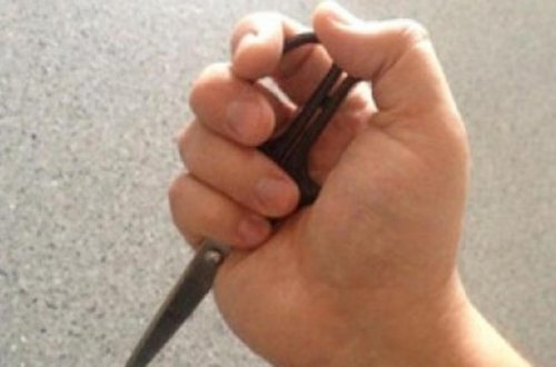 Mingəçevirdə DƏHŞƏTLİ OLAY: Müştəri qayçını dərzinin başına sancdı