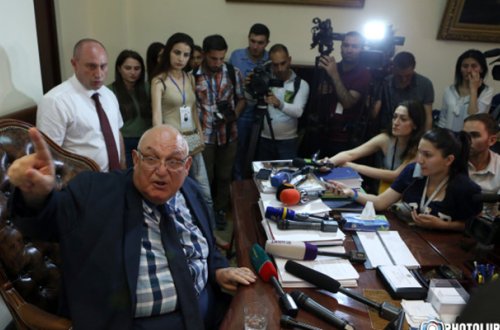 Yerevanda tələbələr etiraz etdilər, rektor xəstəxanalıq oldu