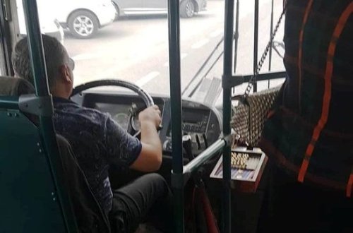 Bakıda avtobus sürücüsü sərnişinlərin həyatını təhlükəyə atdı - VİDEO