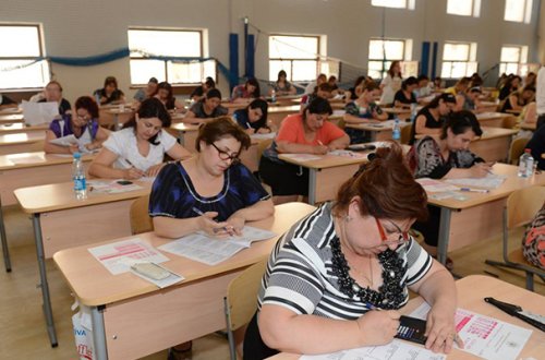 Qulaqcıqdan istifadə edən 2 müəllim qovuldu - Cəmi 1 nəfər...