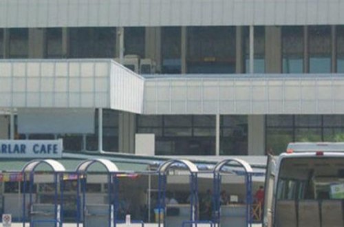 Sərnişin təyyarənin qapısından beton səthə düşüb, öldü - FOTO