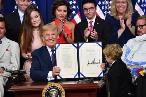 Tramp qalmaqallı qanunu təsdiqlədi