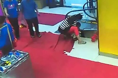 Ticarət mərkəzində oynayan uşağın əli eskalatorun arasında qaldı - VİDEO - FOTO