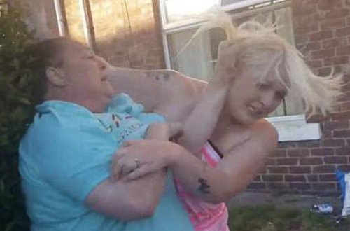 İki sərxoş, qonşu qadın saçyolduya çıxdılar - VİDEO - FOTO